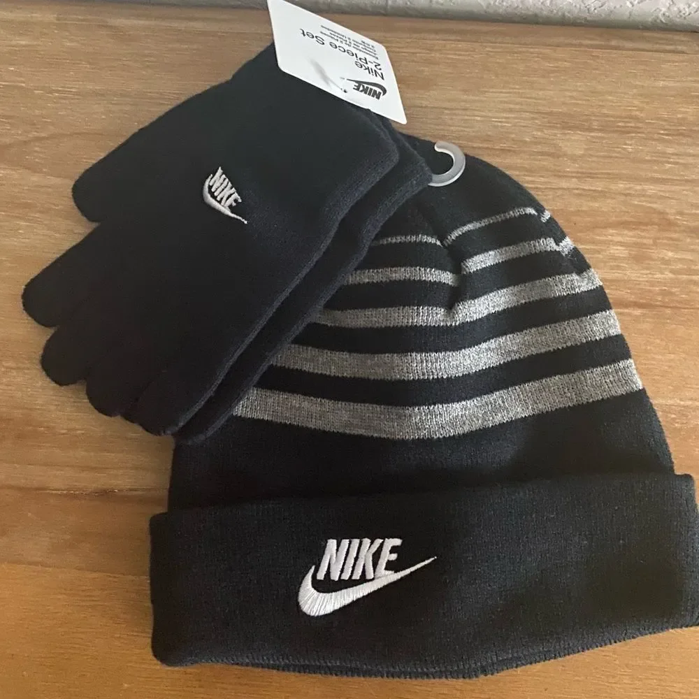 Nike NEW Boy’s Futura Foldover Beanie & Glove 2 Piece Set Size 8/20 Fall Winter